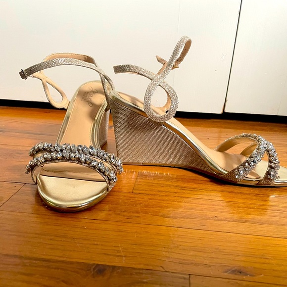 LAST CHANCE Like NEW Badgley Mischka wedge special occasion heels wedding 8 gold - Picture 1 of 5